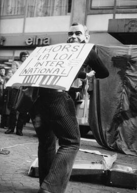 Bienne: Théâtre de rue contre la guerre au Vietnam