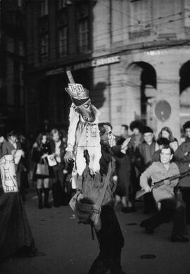 Bienne: Théâtre de rue contre la guerre au Vietnam