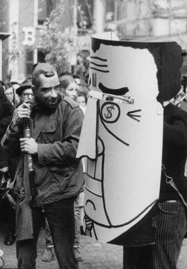 Bienne: Théâtre de rue contre la guerre au Vietnam